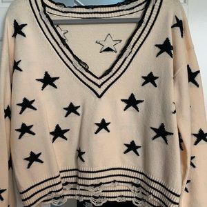 Cropped beige sweater with black stars
